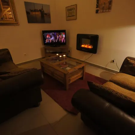 Paisible Avec Jardin Prive, Proche Commerces, Parking, Wifi, Animaux Acceptes, - Fr-1-526-19